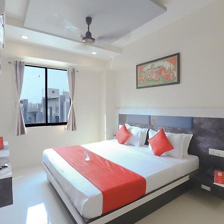Apollo Hotel Ahmedabad Exteriör bild