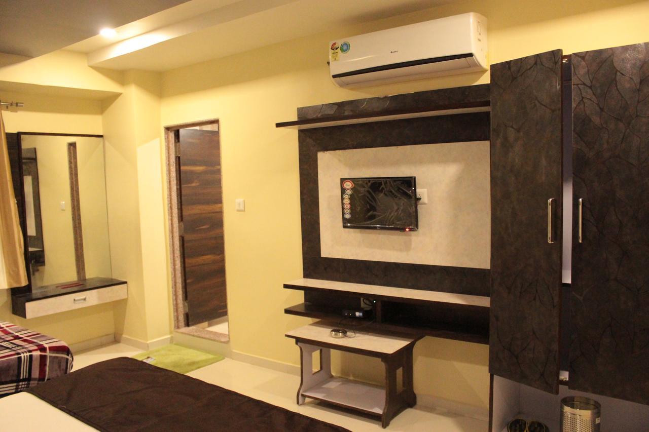 Apollo Hotel Ahmedabad Exteriör bild