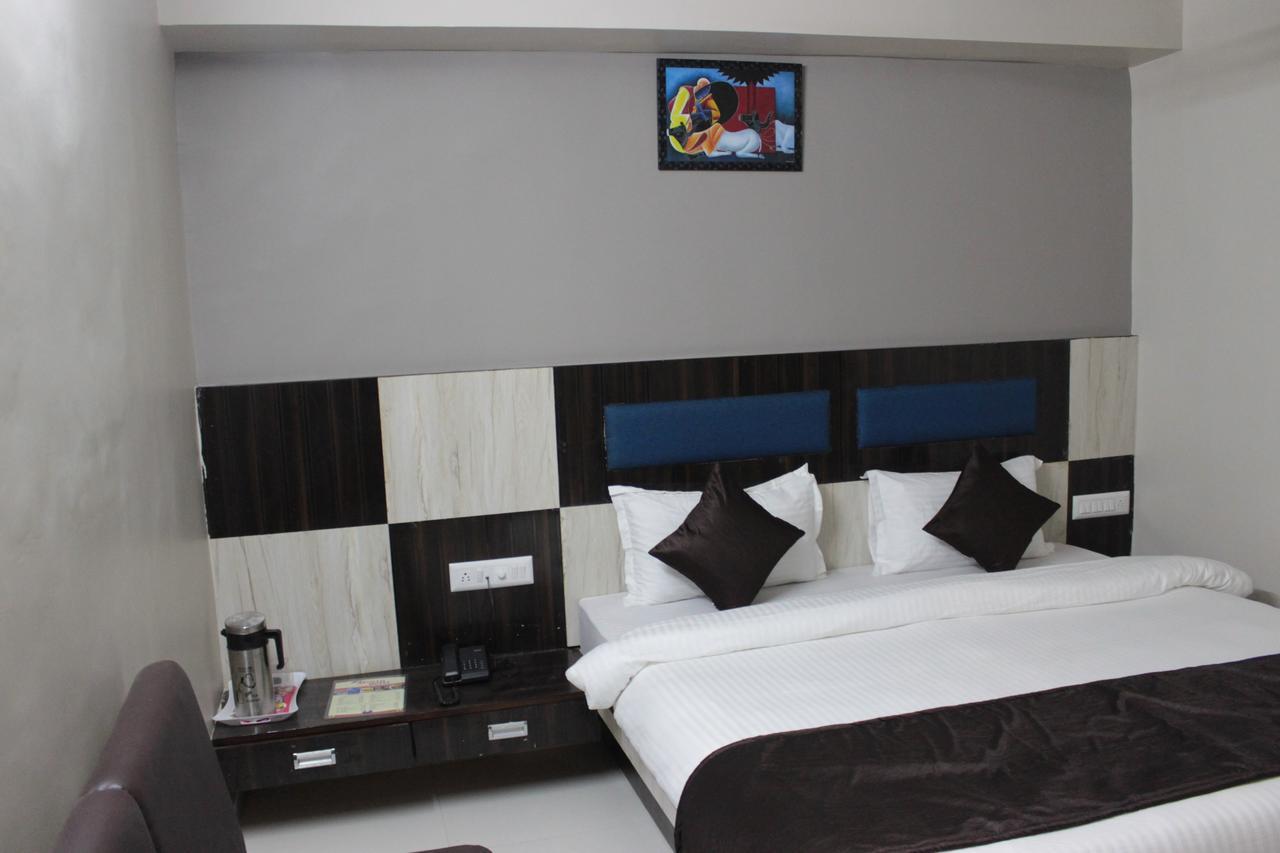 Apollo Hotel Ahmedabad Exteriör bild