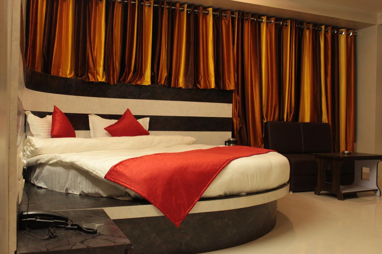 Apollo Hotel Ahmedabad Exteriör bild
