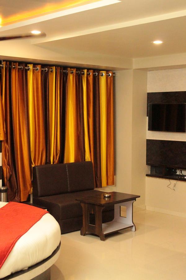 Apollo Hotel Ahmedabad Exteriör bild