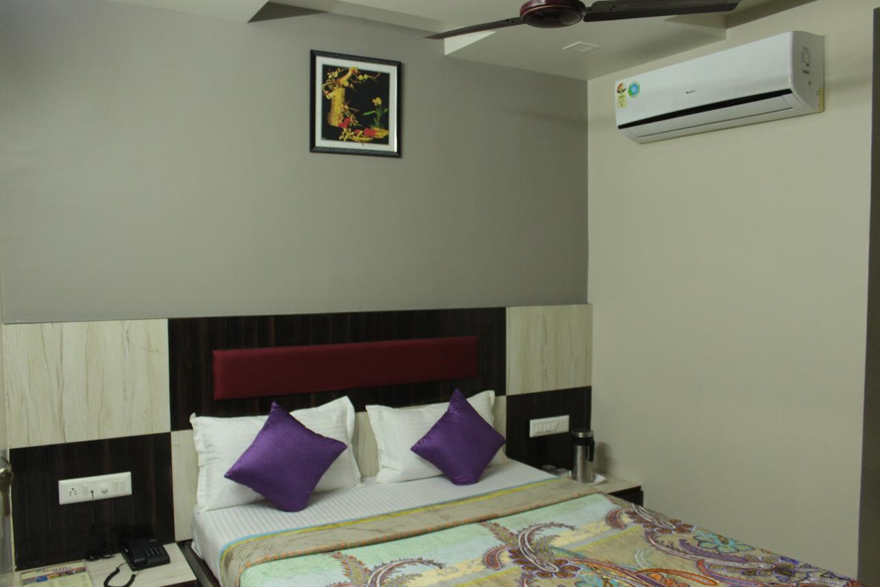 Apollo Hotel Ahmedabad Exteriör bild