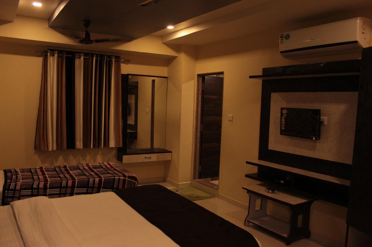 Apollo Hotel Ahmedabad Exteriör bild